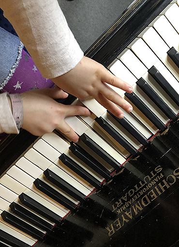 Klavier mit Kinderfingern