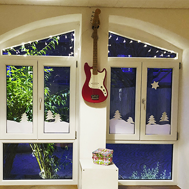 Gitarre und grosses Fenster