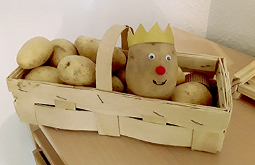 Kartoffel verkleidet als König