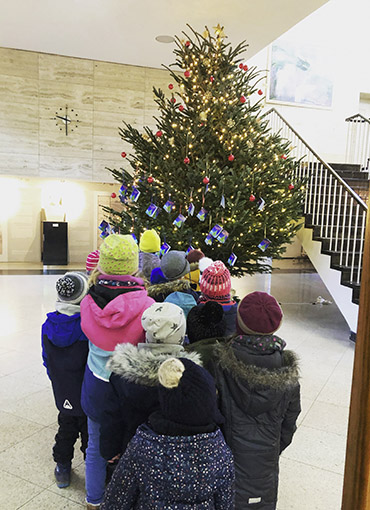 Kinder vor Tannenbaum im Karlsruher Rathaus