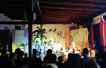 Bühne mit Kindern und Publikum beim Sommerfest 2019